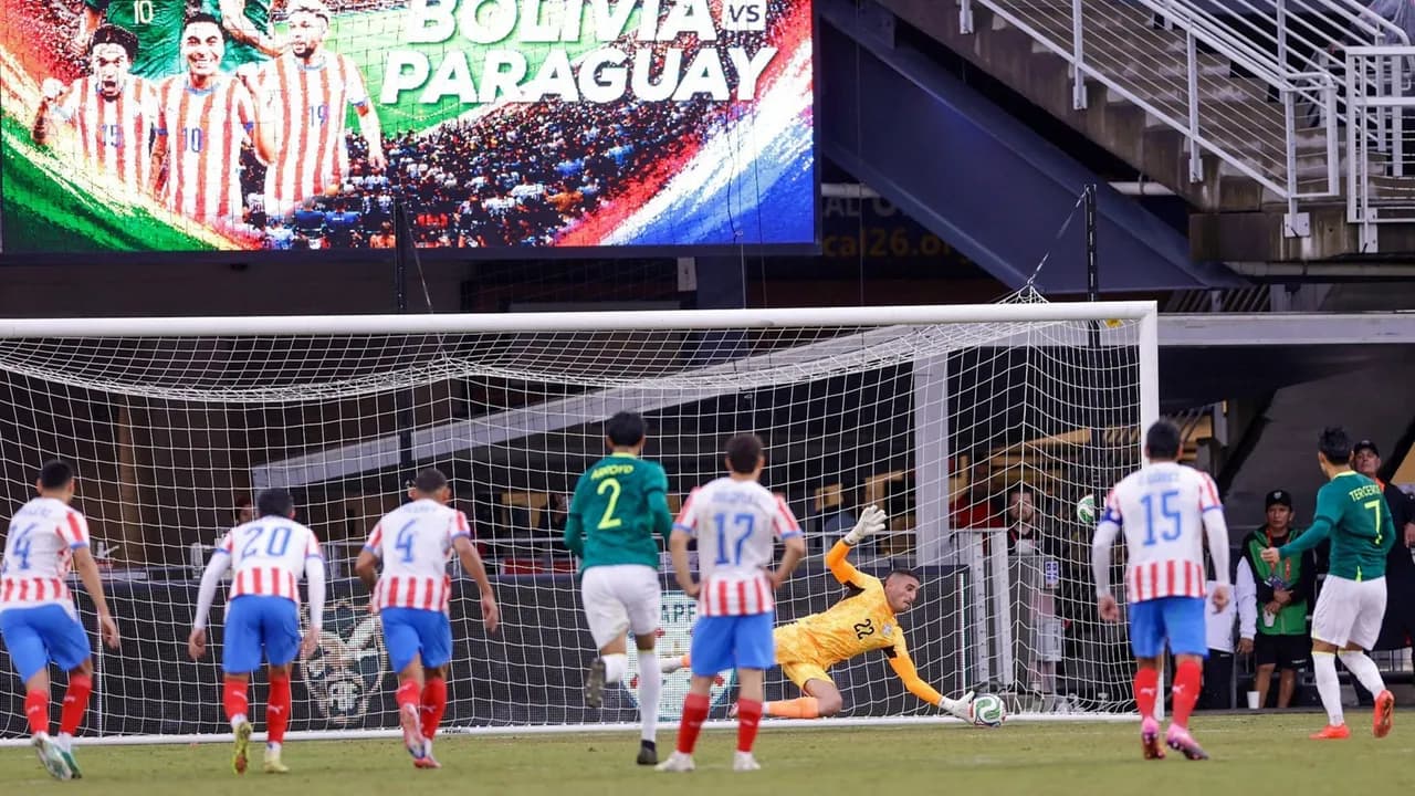 El arquero de Paraguay se arroja hacia su poste izquierdo para tapar un penal durante un partido ante Bolivia.