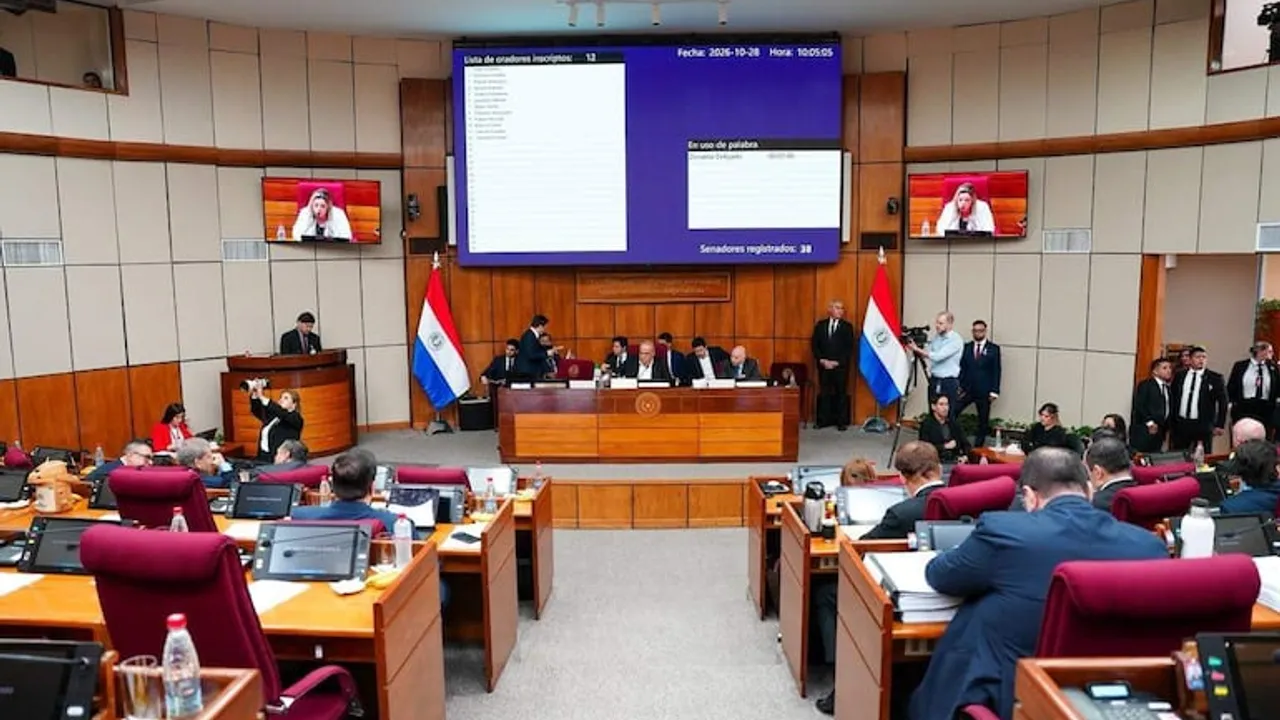Sesión en el hemiciclo de la Cámara de Senadores con pantallas de votación y legisladores ubicados en sus bancas.