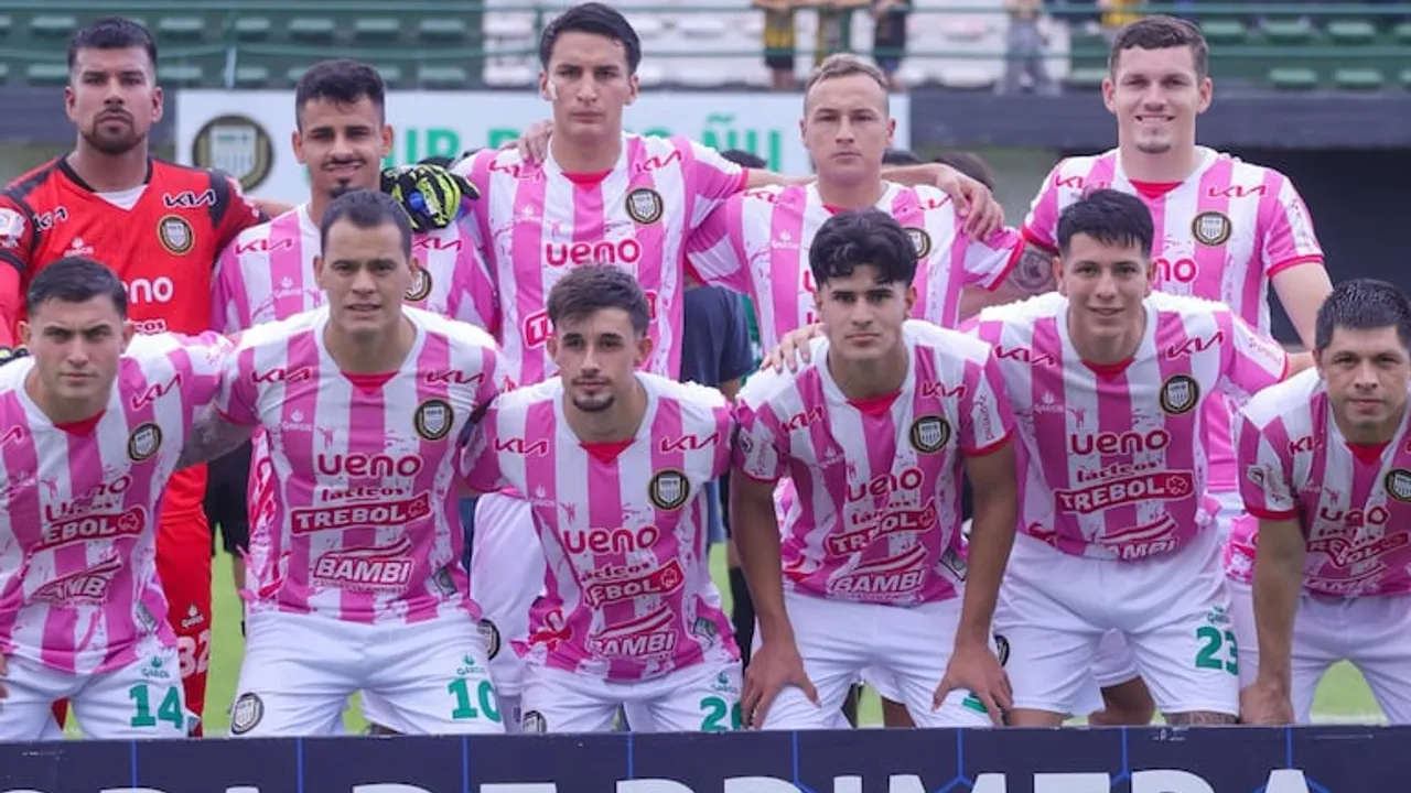 Once jugadores de Rubio Ñu posan formados antes de iniciar un encuentro de fútbol paraguayo.