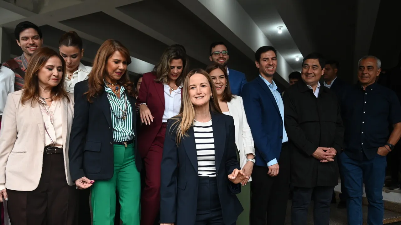 Soledad Núñez y miembros de su equipo de transición bajan una escalera sonrientes tras reunirse en Asunción.