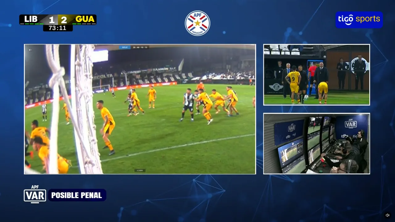 Pantalla dividida de transmisión deportiva mostrando jugada de fútbol y sala técnica de videoarbitraje