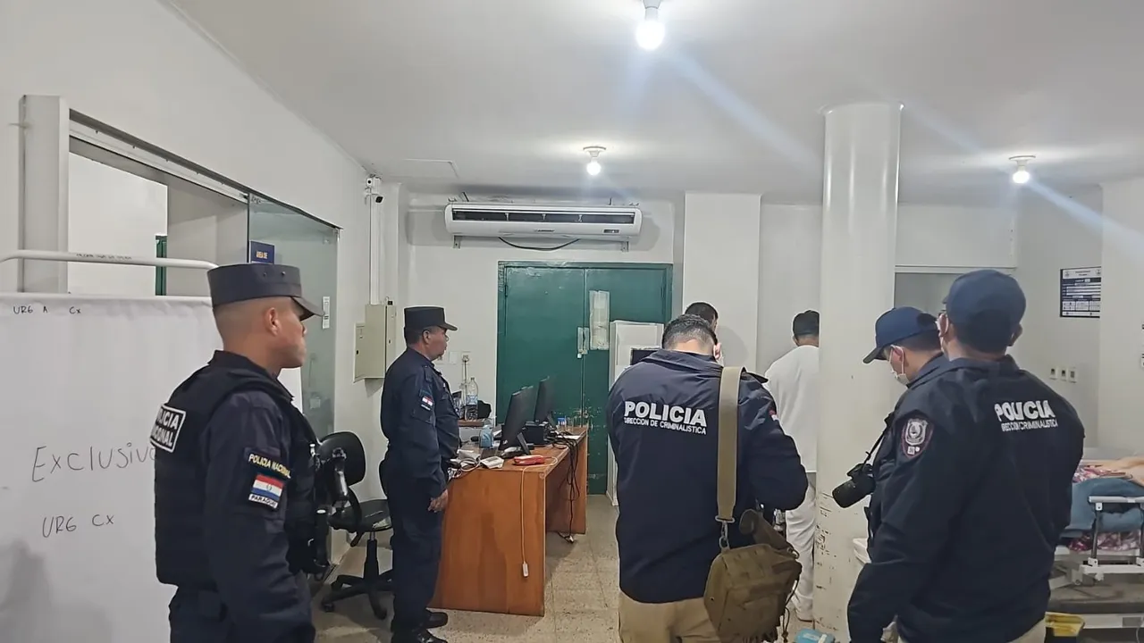 Agentes policiales y peritos de Criminalística uniformados dentro de una sala médica tras el violento procedimiento.