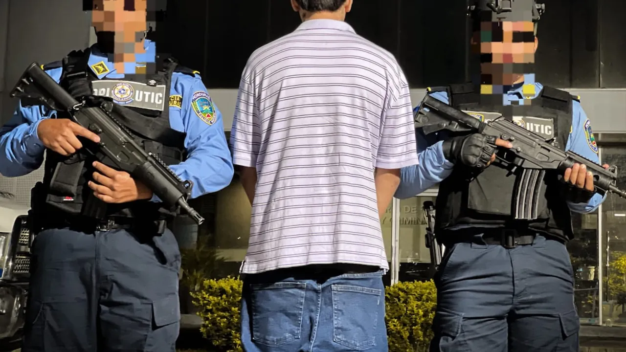 Tribunal dicta 26 años de cárcel a dos exagentes policiales por extorsión en Honduras