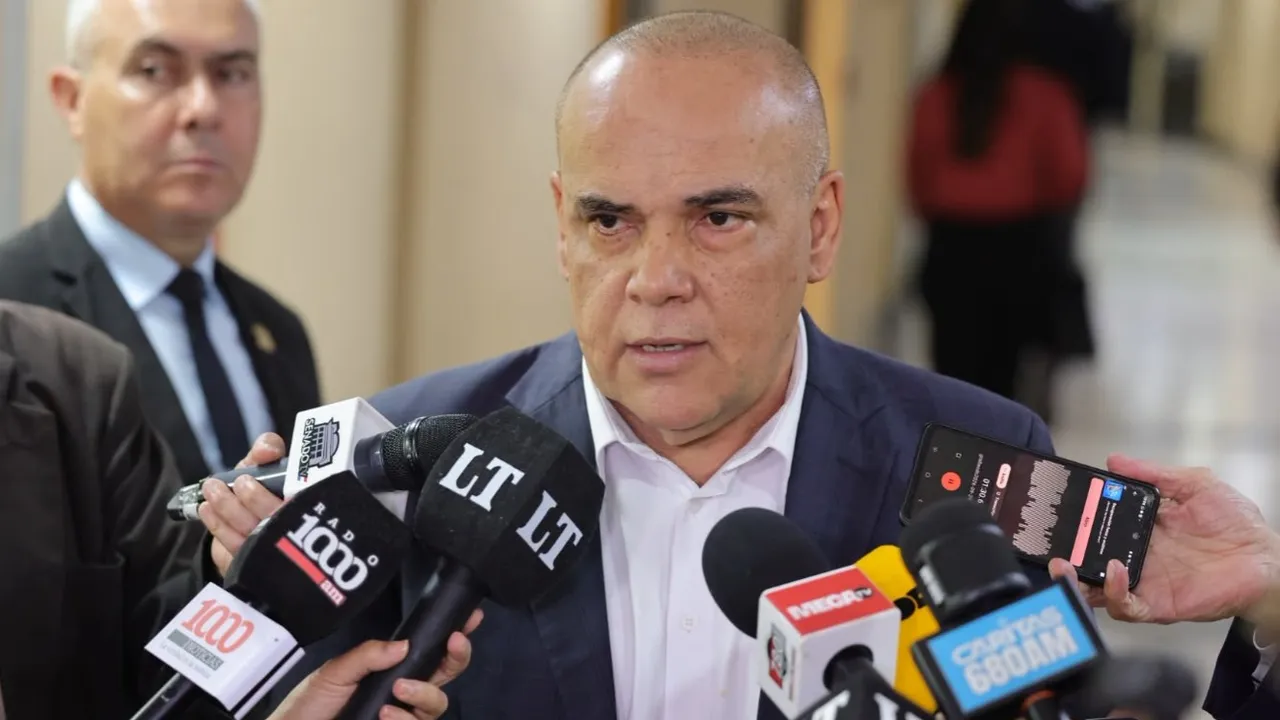 Basilio Núñez habla en rueda de prensa rodeado de micrófonos y grabadores de diversos medios periodísticos.