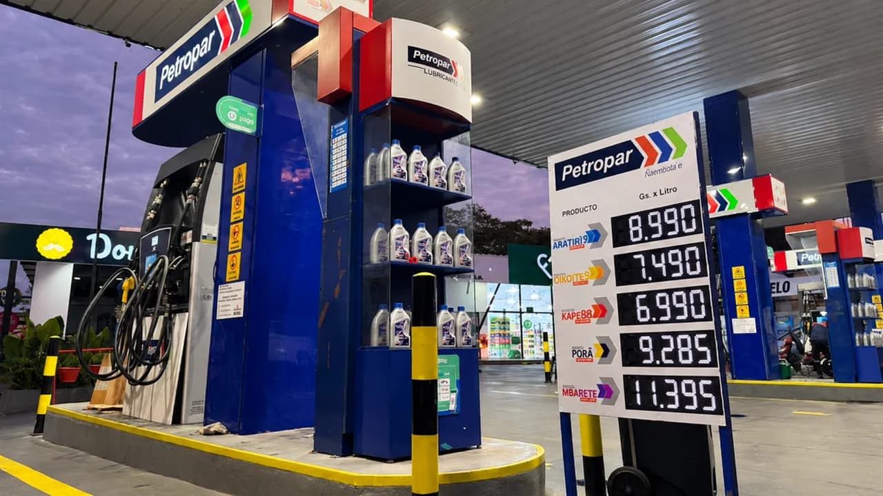 Cartel de precios y surtidores de una estación de servicios Petropar con tarifas actualizadas de combustibles.