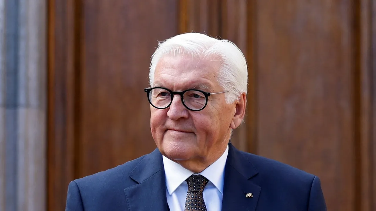 El mandatario Frank-Walter Steinmeier viste traje oscuro, corbata y anteojos frente a un fondo de madera.