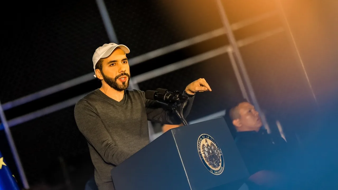 Nayib Bukele con gorra blanca habla ante un micrófono desde un podio oficial durante un acto nocturno.