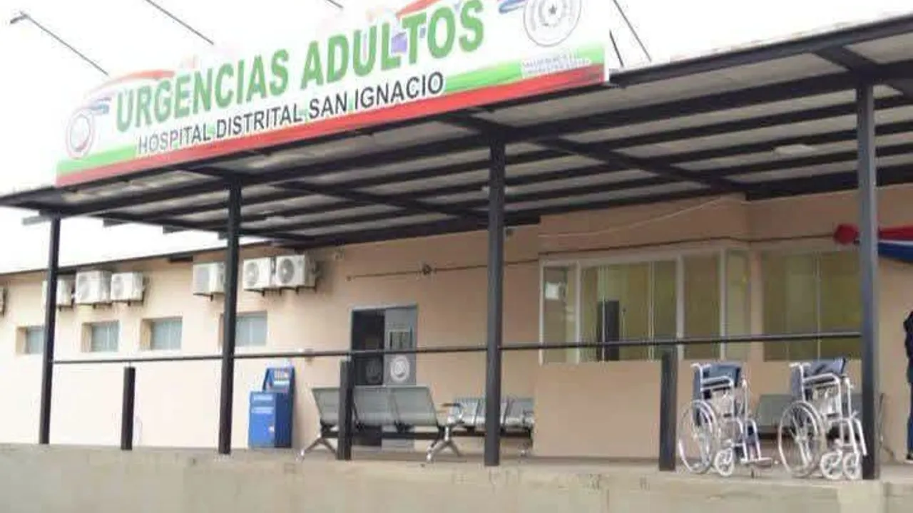 Fachada del área de urgencias de adultos del Hospital Distrital de San Ignacio con sillas de ruedas afuera.