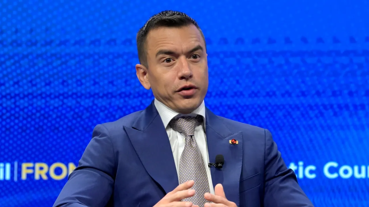Daniel Noboa con traje azul y corbata durante una conferencia frente a un fondo azul