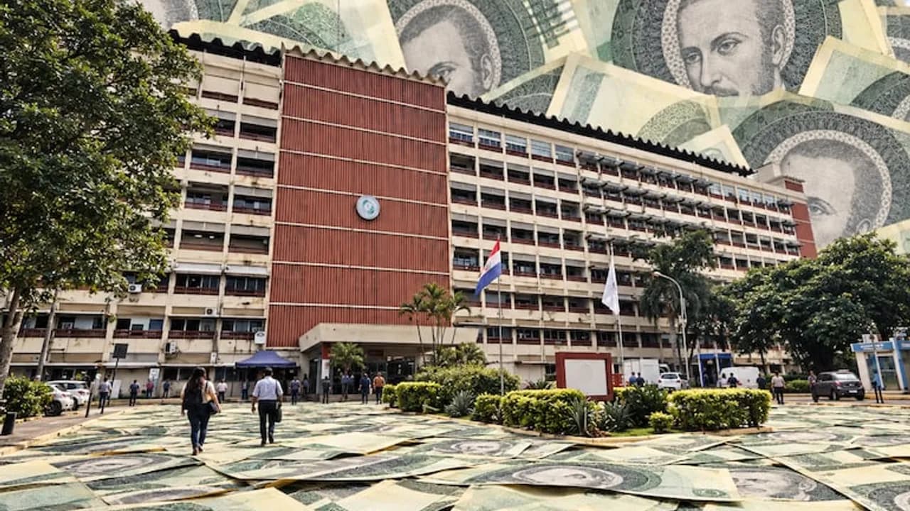 Edificio del Hospital Central del IPS con una superposición artística de billetes de cien mil guaraníes.