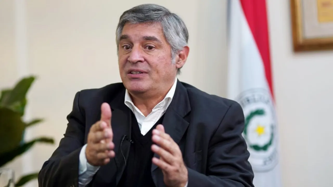 Luis Ramírez, ministro de Educación, gesticula con las manos durante una entrevista en una oficina.