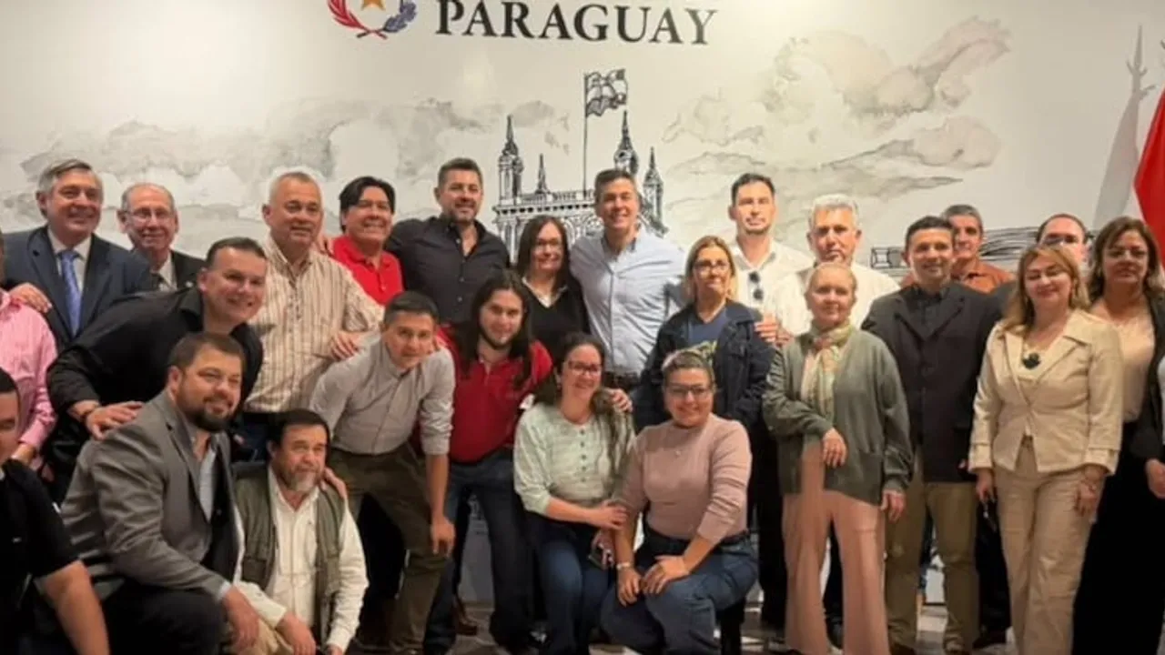 Autoridades de gobierno y representantes gremiales posan sonrientes en grupo dentro de una sala oficial