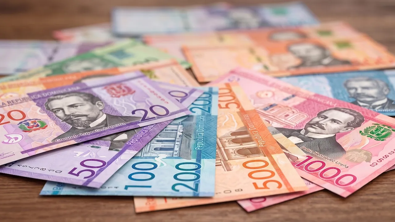 Billetes de diversas denominaciones de pesos dominicanos desplegados sobre una mesa de madera.