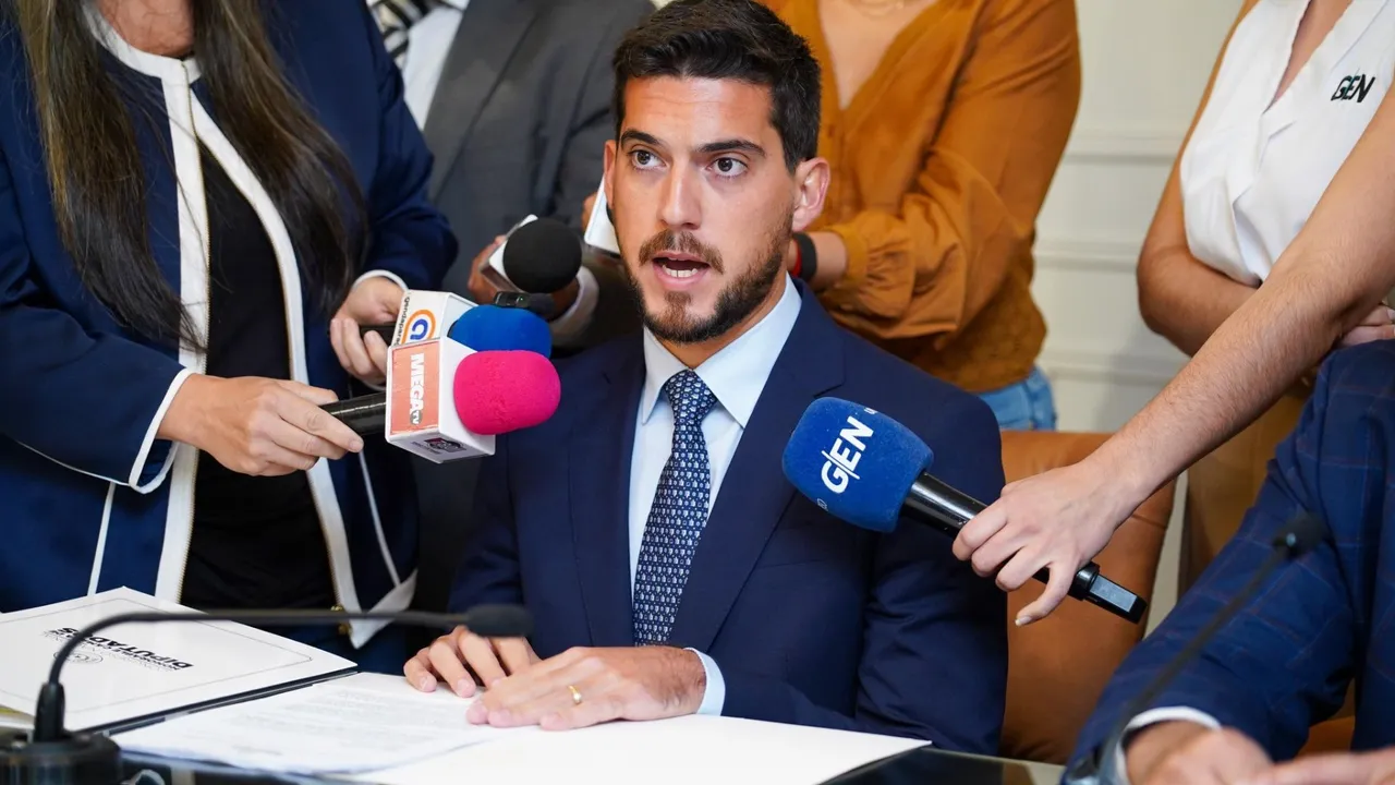 El diputado Rubén Rubín habla frente a varios micrófonos de prensa en una sala del Congreso paraguayo