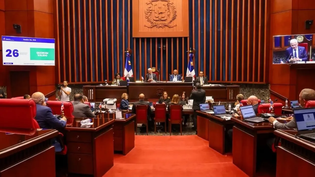 Legisladores reunidos en el hemiciclo del Senado dominicano durante una sesión ordinaria de votación.