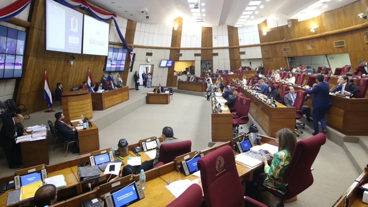 Sesión plenaria de la Cámara de Diputados de Paraguay con legisladores ubicados en sus bancas del hemiciclo.