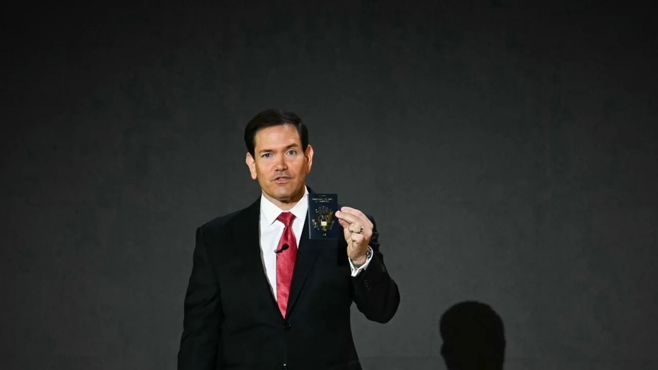Marco Rubio viste traje oscuro y corbata roja mientras sostiene un pasaporte de Estados Unidos frente a un fondo negro.