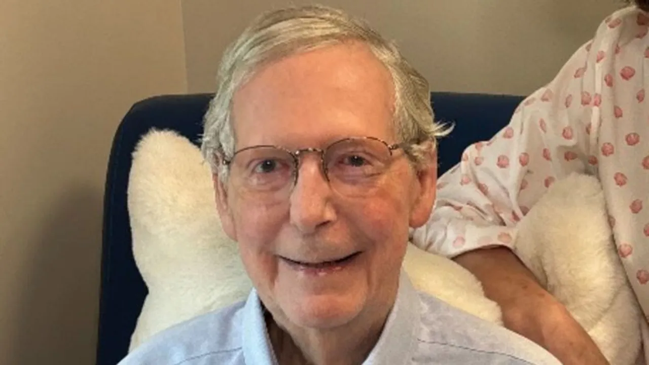 Mitch McConnell sonríe sentado en un sillón con anteojos y camisa celeste durante su periodo de reposo.