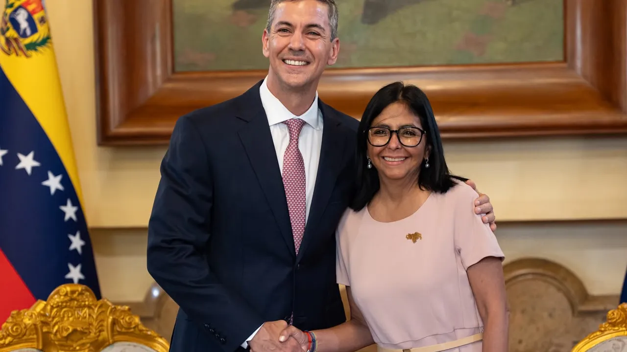 Santiago Peña y Delcy Rodríguez se dan la mano sonriendo durante su reunión bilateral en Caracas.