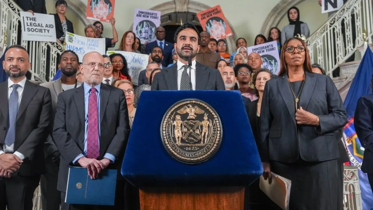 Autoridades de Nueva York ofrecen una conferencia de prensa con carteles en defensa de los inmigrantes.