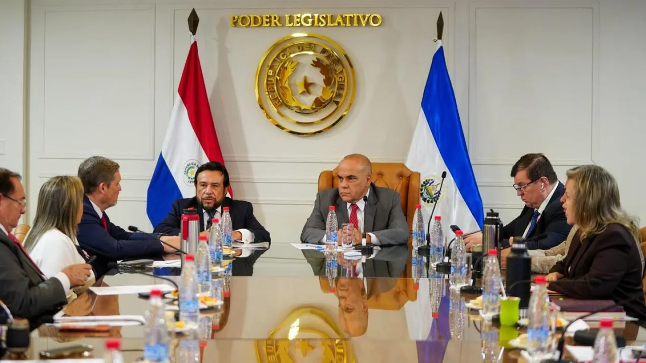 Autoridades paraguayas y de El Salvador reunidas en una mesa de diálogo frente a banderas patrias en el Poder Legislativo.