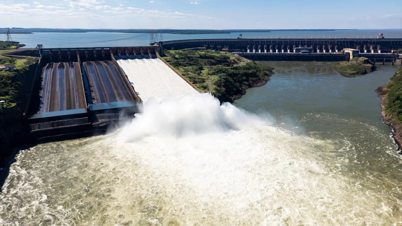 Vertedero de la represa hidroeléctrica de Itaipú liberando un gran caudal de agua hacia el río Paraná.