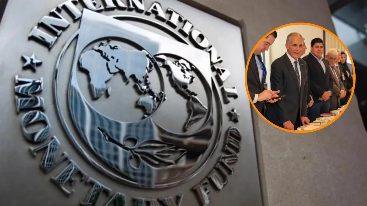 Placa metálica del Fondo Monetario Internacional junto a un recuadro de autoridades en reunión oficial.
