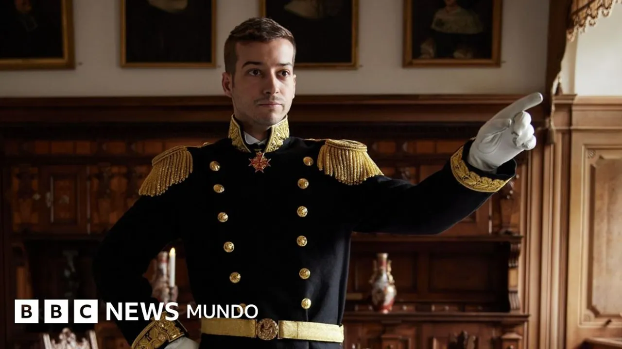 Hombre vestido con traje militar oscuro de gala con charreteras doradas y guantes blancos señalando hacia un lado.