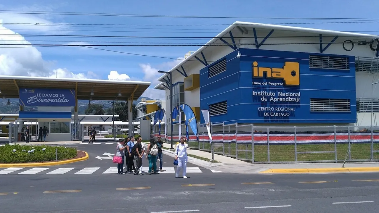 Asaltantes armados en motocicletas se llevan al menos diez pistolas de una sede del INA en San José