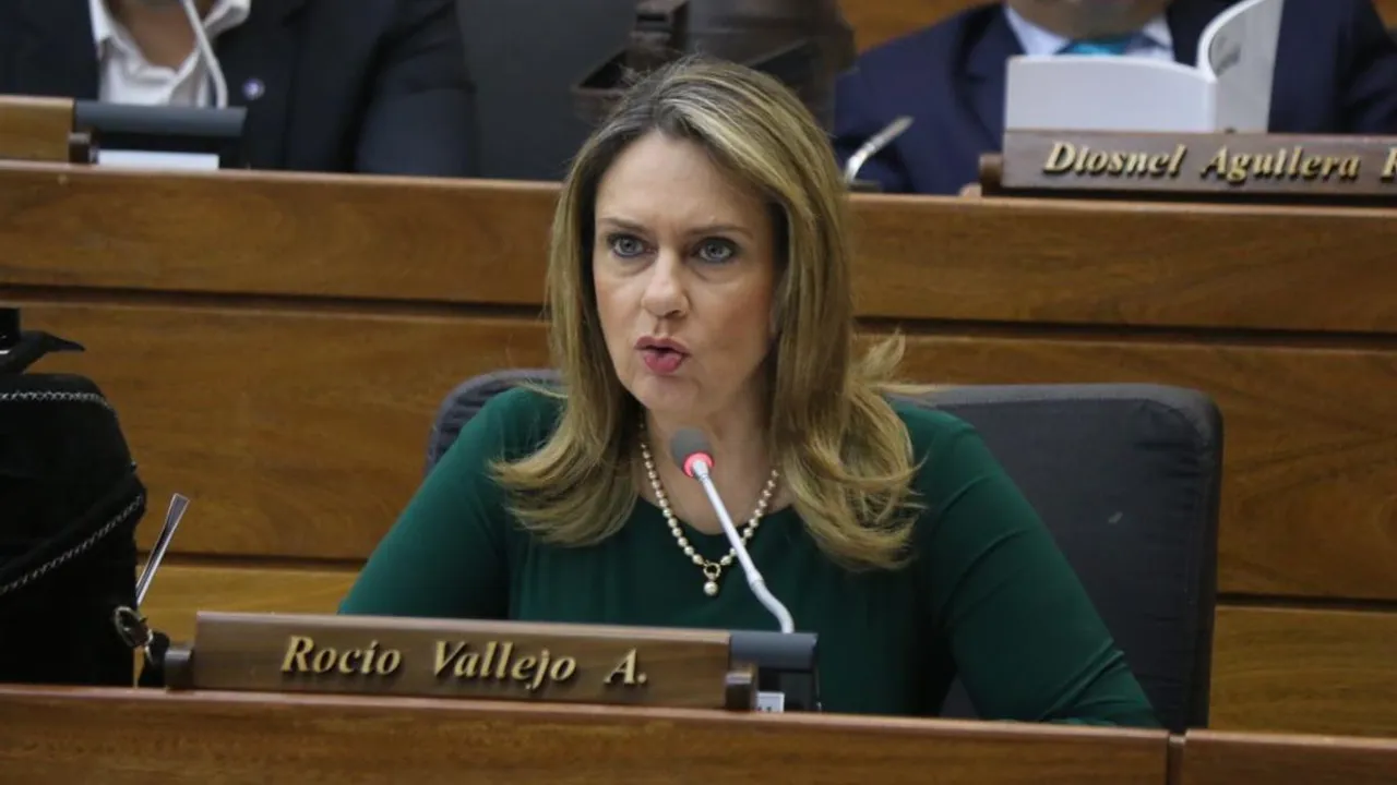 Rocío Vallejo sentada en su banca de la Cámara de Diputados habla con micrófono durante una sesión en el Congreso.