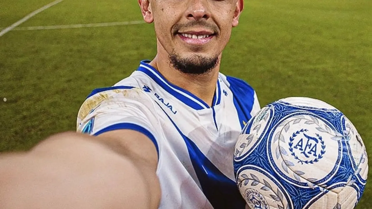 El jugador Ronaldo Martínez se toma una selfi sonriendo con la camiseta de Vélez y sosteniendo la pelota del torneo.