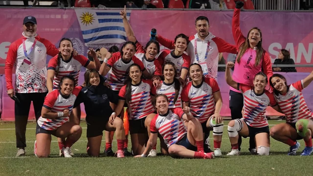 Integrantes de la selección paraguaya femenina de rugby festejan juntas arrodilladas y de pie en el campo de juego
