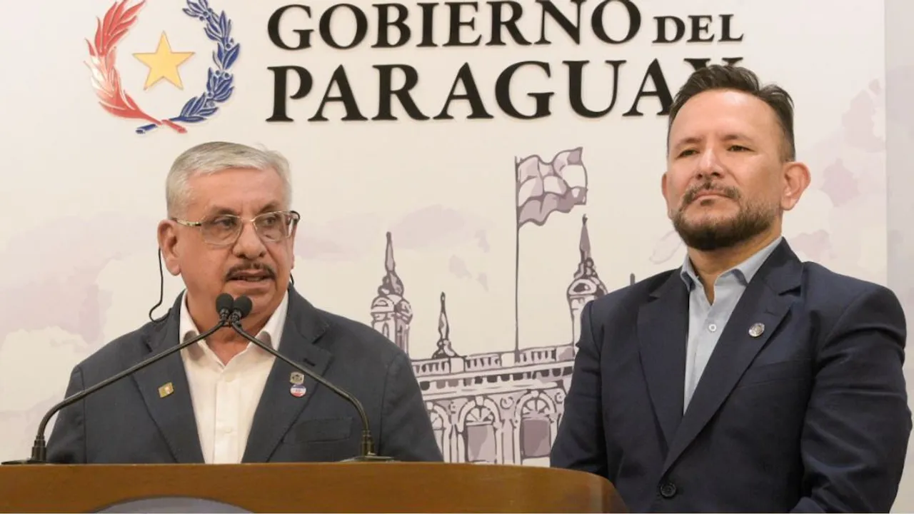 El ministro Isaías Fretes y el titular de la previsional Derlis León durante una rueda de prensa oficial.