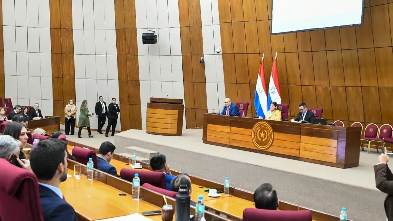 Mesa directiva y legisladores sentados en la sala de sesiones plenarias de la Cámara de Diputados de Paraguay.