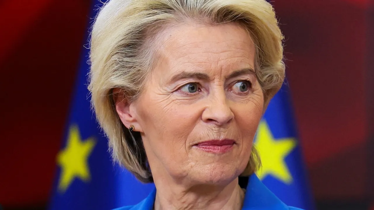 Ursula von der Leyen mira hacia un costado durante una conferencia de prensa con banderas europeas detrás