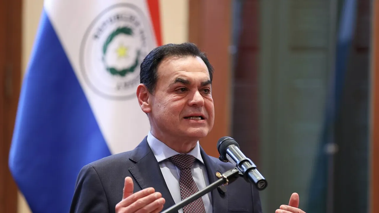 El canciller Rubén Ramírez Lezcano habla frente a un micrófono con la bandera paraguaya de fondo.