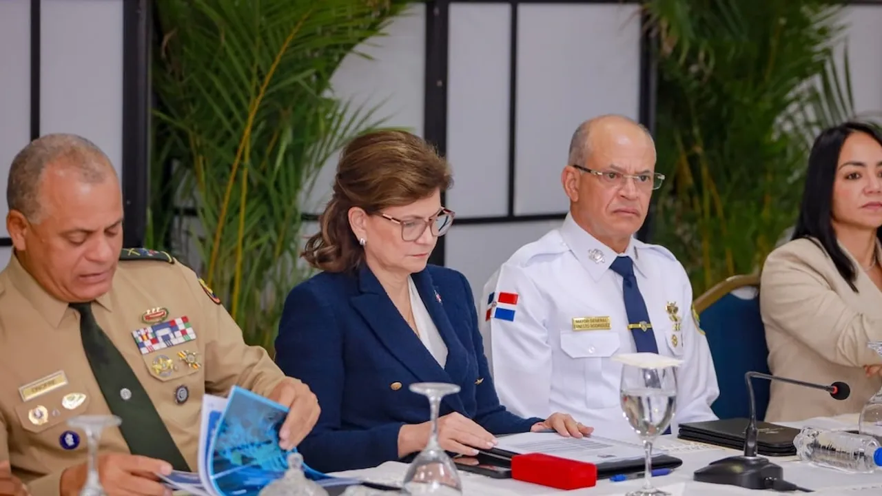Autoridades gubernamentales y altos mandos policiales sentados en una mesa durante una reunión oficial de trabajo.