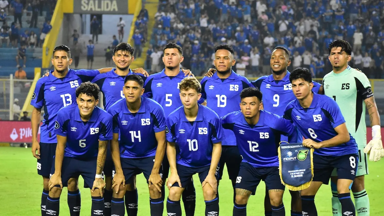 Once futbolistas con indumentaria azul posan en dos filas sobre el césped de un estadio antes de un encuentro deportivo.