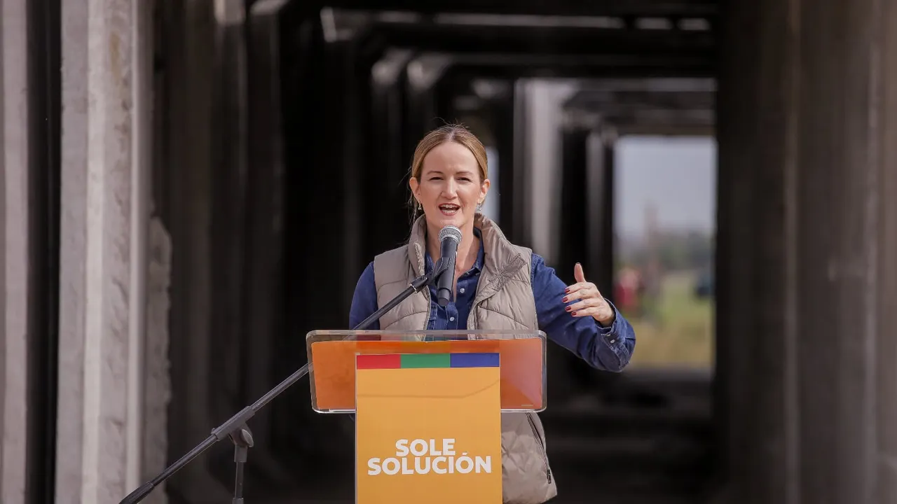 Soledad Núñez habla frente a un podio con micrófono en un acto público de campaña política.