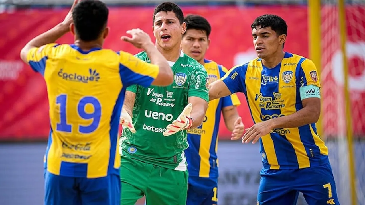 Jugadores del Sportivo Luqueño festejan con el arquero durante un partido de fútbol de playa sobre la arena.