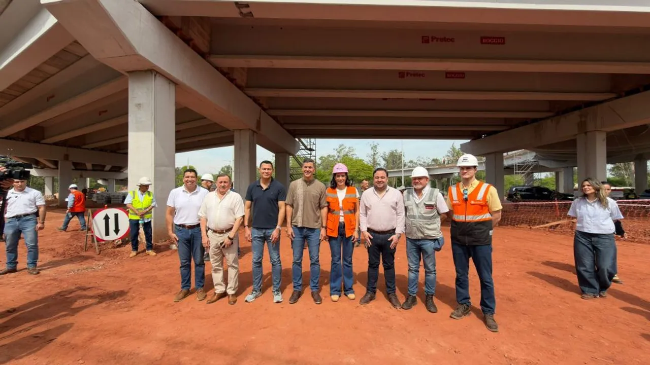 Santiago Peña y Claudia Centurión junto a autoridades bajo la estructura de hormigón de un viaducto en Luque.