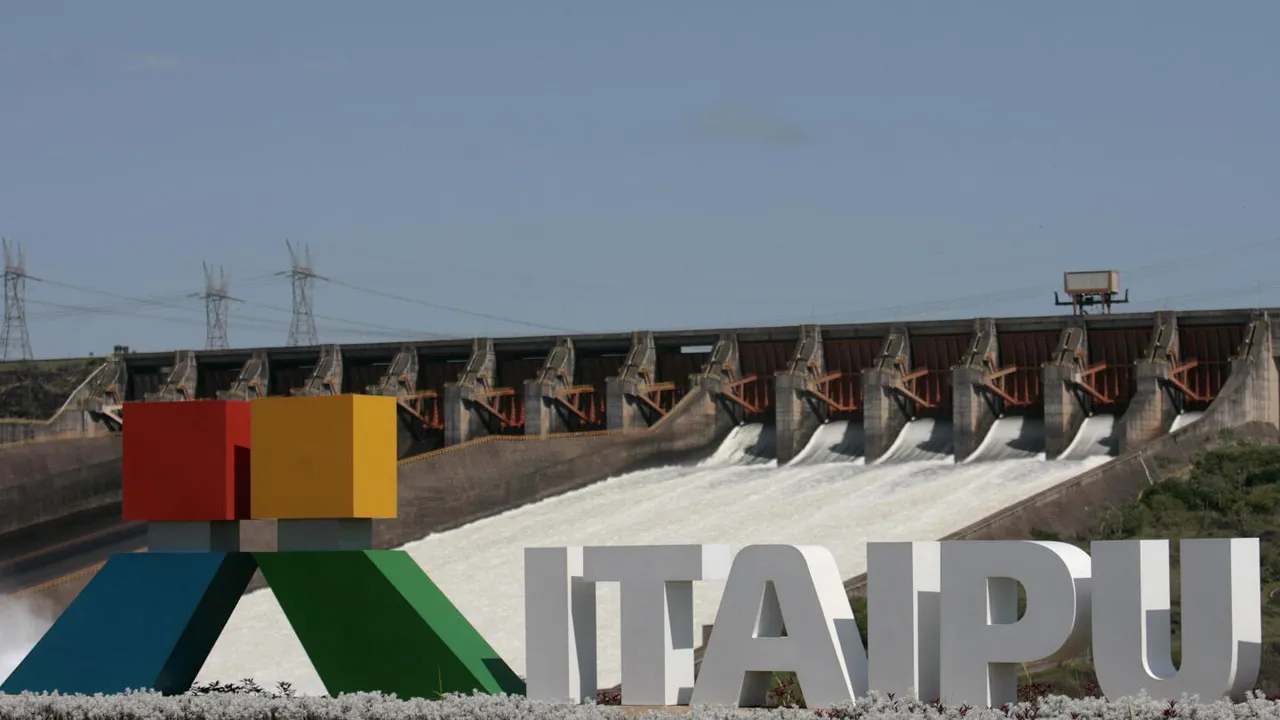 Fachada y vertedero de la represa hidroeléctrica de Itaipú con su logotipo en primer plano.