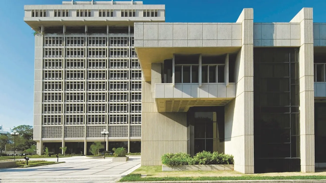 Fachada exterior del edificio del Banco Central de la República Dominicana bajo cielo despejado.