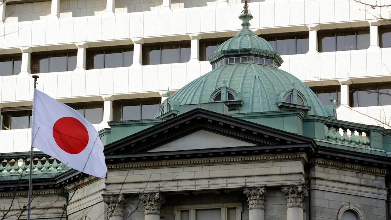 Edificio del Banco de Japón coronado por una cúpula verde junto a una bandera nacional ondeando en primer plano.