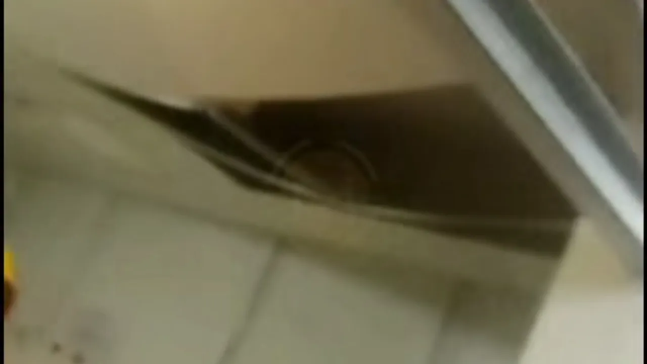 Abertura y desprendimiento en el revestimiento del cielorraso blanco de una sala médica hospitalaria.