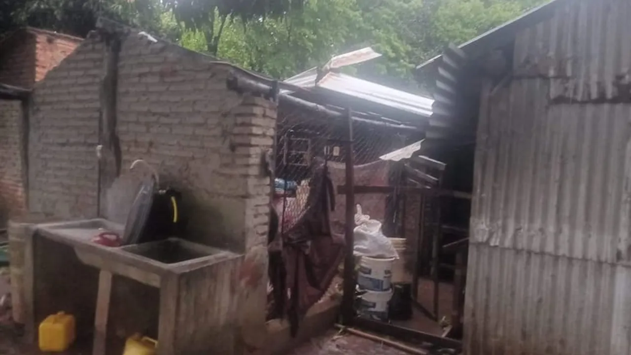 Vivienda precaria con parte del techo de chapa desprendido y paredes de ladrillo sin revoque tras un temporal