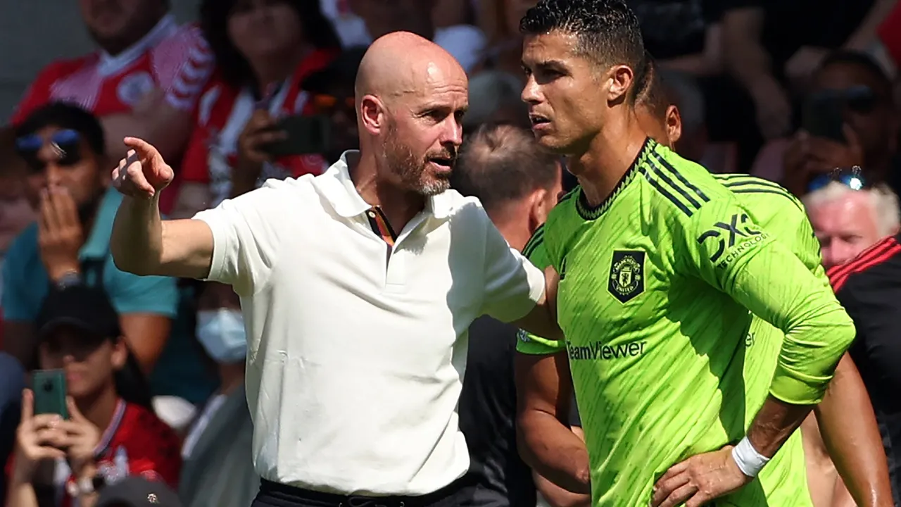 Erik ten Hag da indicaciones con el brazo en alto junto a Cristiano Ronaldo con camiseta verde en un partido.