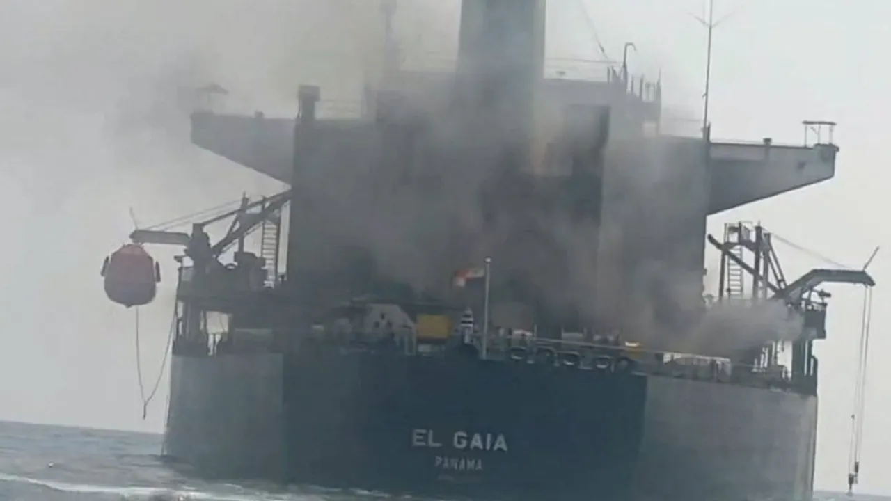 Buque petrolero de gran porte emitiendo una densa columna de humo grisáceo desde su cubierta en altamar