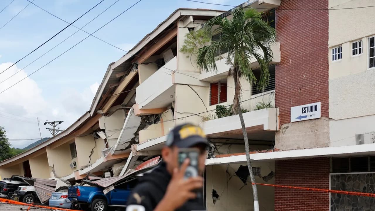 Edificio de varios niveles con pisos colapsados y graves daños estructurales en Penonomé.