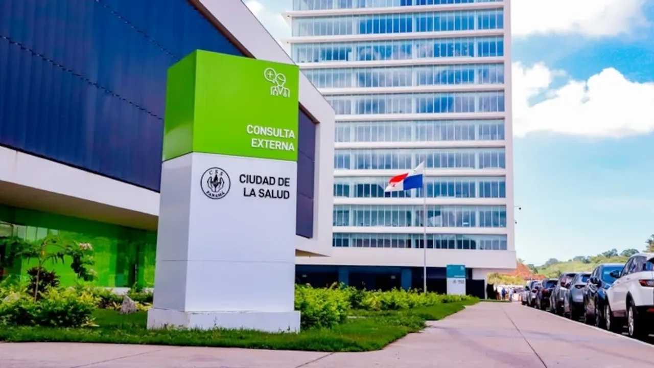 Fachada del complejo hospitalario Ciudad de la Salud con un cartel de consulta externa en primer plano.